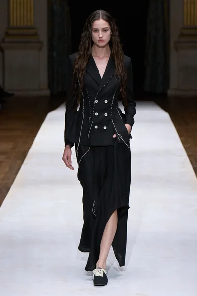 Look 18